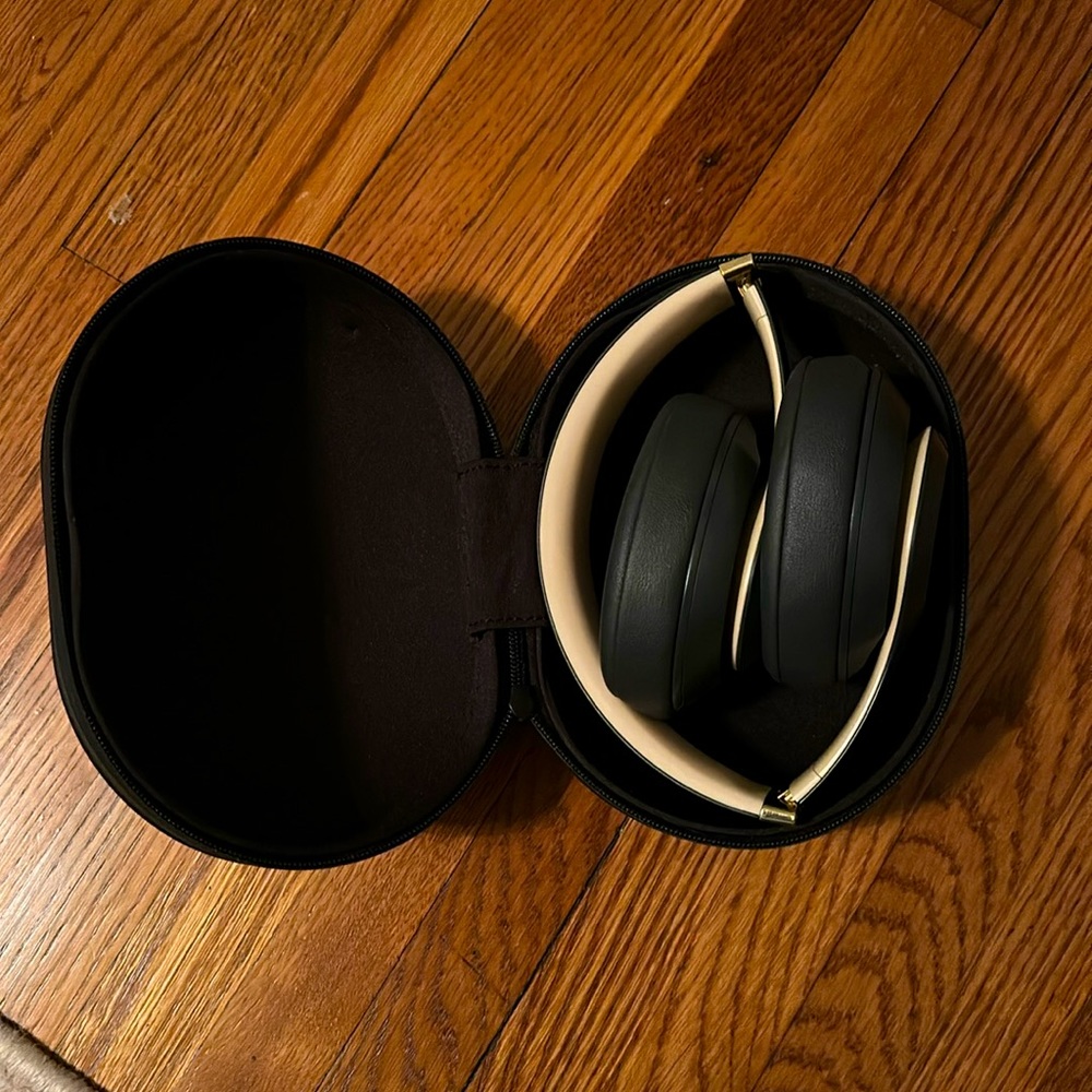 Beats Studio 3 Shadow Gray with charging cord
